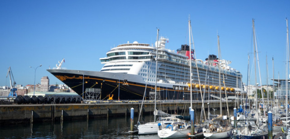 Un padre salta desde un crucero para rescatar a su hija que había caído al mar