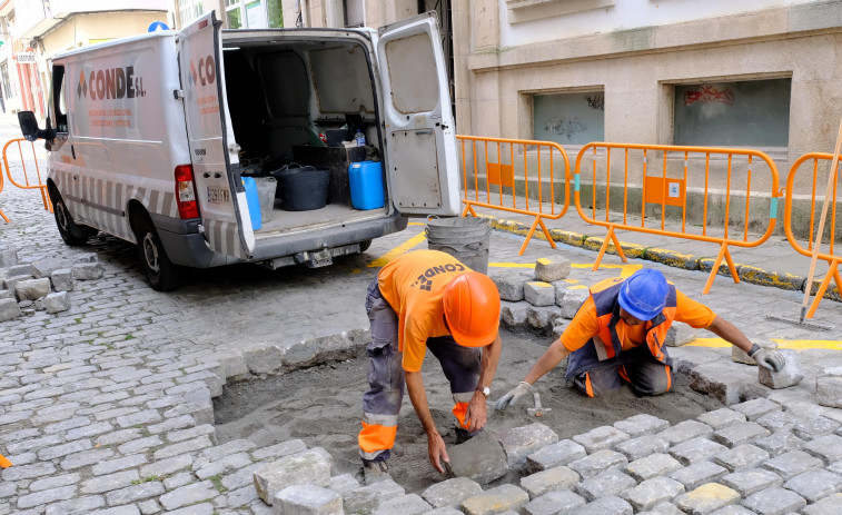 El Concello sella el profundo socavón aparecido la pasada semana en plena calle Rubalcava