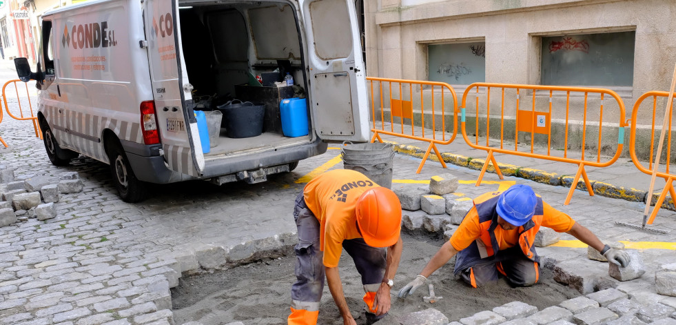 El Concello sella el profundo socavón aparecido la pasada semana en plena calle Rubalcava