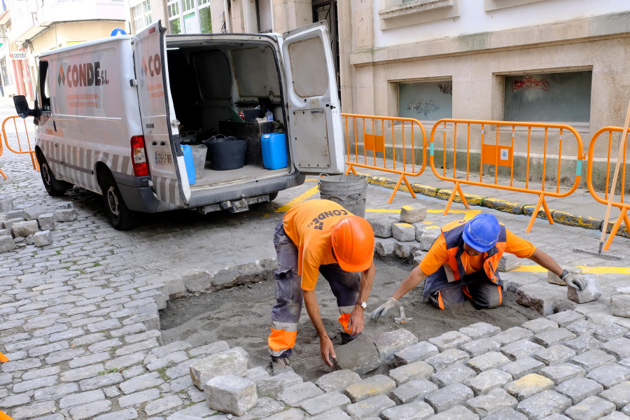 El Concello sella el profundo socavón aparecido la pasada semana en plena calle Rubalcava