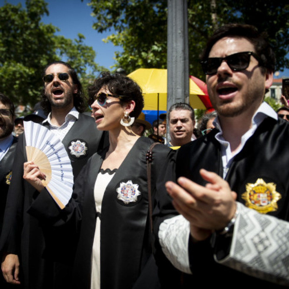 UngrupodejuecesparticipaenunaconcentracindeprotestaanteelTribunalSupremo