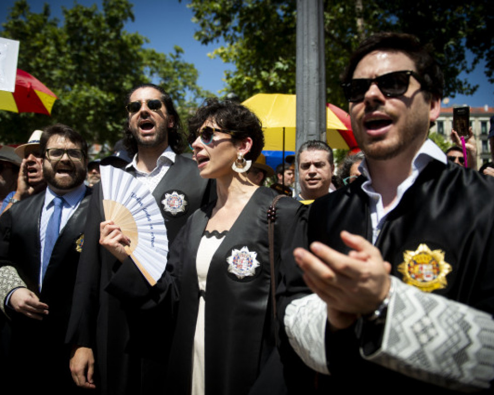 UngrupodejuecesparticipaenunaconcentracindeprotestaanteelTribunalSupremo