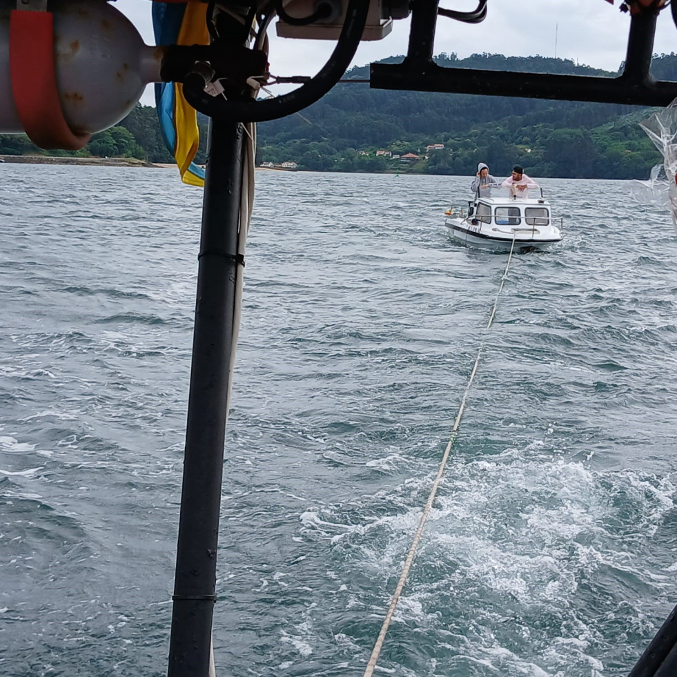 Gardacostas remolca a una lancha motora averiada en la ría de Ferrol