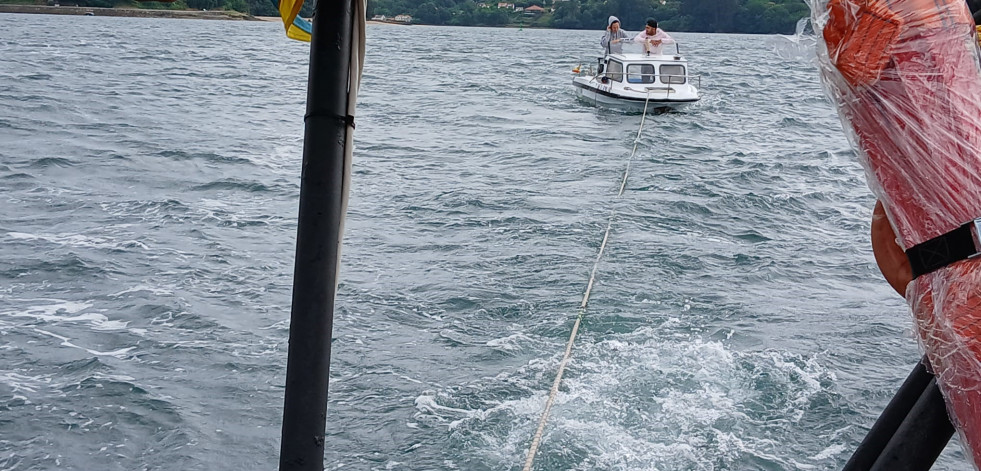 Gardacostas remolca a una lancha motora averiada en la ría de Ferrol