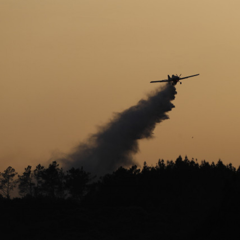 Controlados dos incendios en Pantón y Monforte tras arrasar algo más de 18 hectáreas