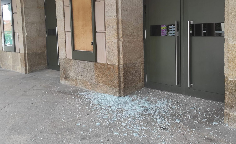 Destrozan una de las vitrinas de la fachada principal del ferrolano teatro Jofre