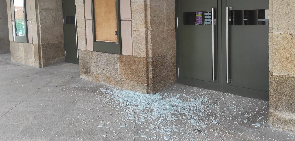 Destrozan una de las vitrinas de la fachada principal del ferrolano teatro Jofre