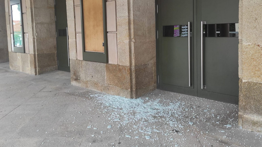 Destrozan una de las vitrinas de la fachada principal del ferrolano teatro Jofre