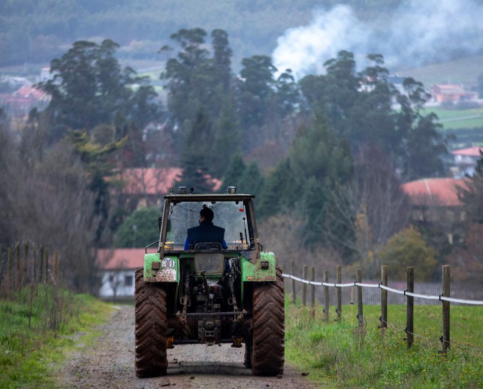 Tractor camino rural