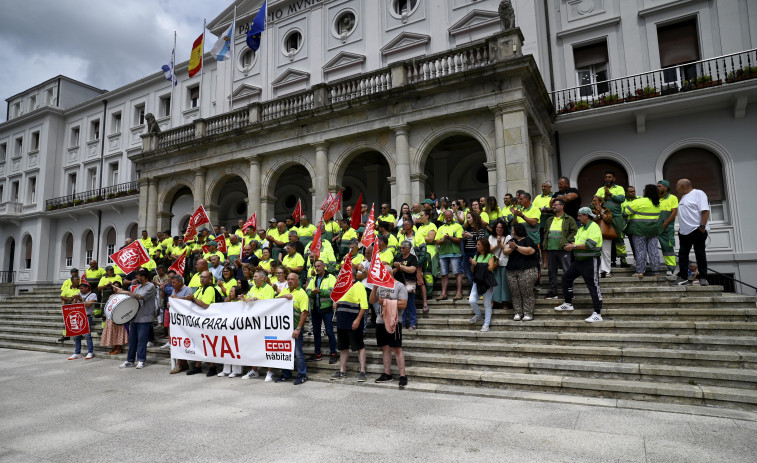 Éxito de participación en la protesta de apoyo al conductor de Urbaser agredido en Ferrol