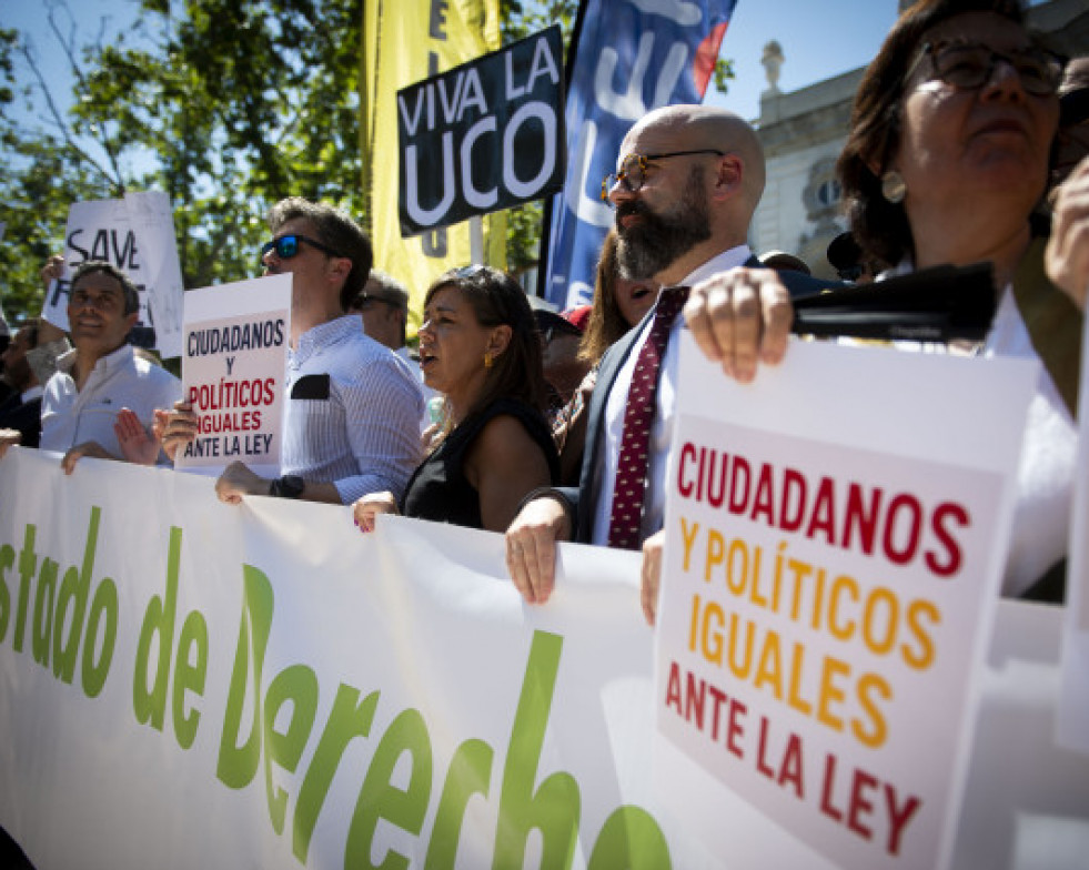 VariaspersonasparticipanenlaconcentraciondejuecesyfiscalesanteelSupremo
