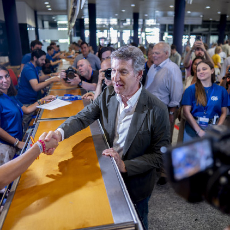 Feijóo, aclamado a su llegada al congreso del PP: “Con ganas, merece la pena”