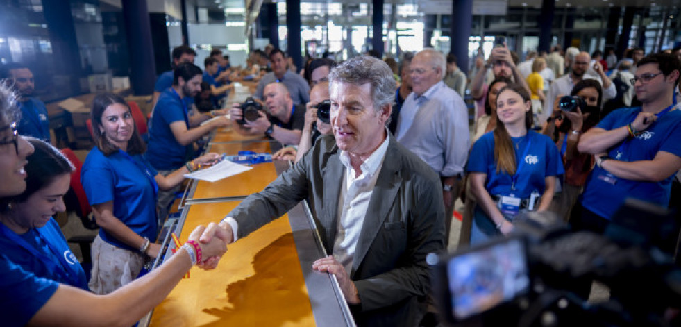 Feijóo, aclamado a su llegada al congreso del PP: “Con ganas, merece la pena”