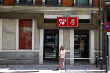 UnamujermiralasededelPSOEenlacalleFerraz