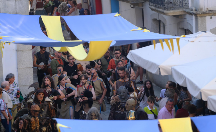 Ambientazo en Pontedeume na finde máis medieval do verán