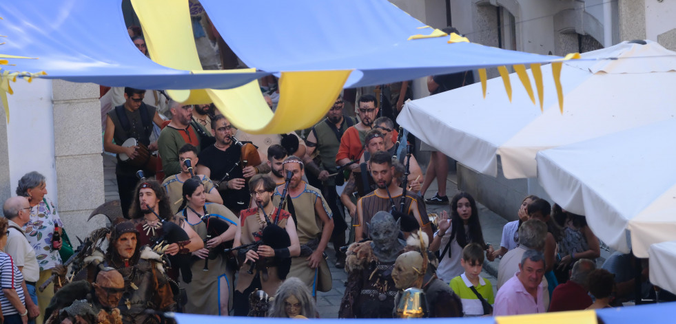 Ambientazo en Pontedeume na finde máis medieval do verán