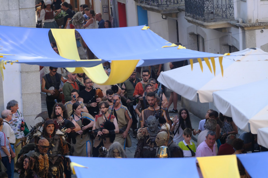 Ambientazo en Pontedeume na finde máis medieval do verán
