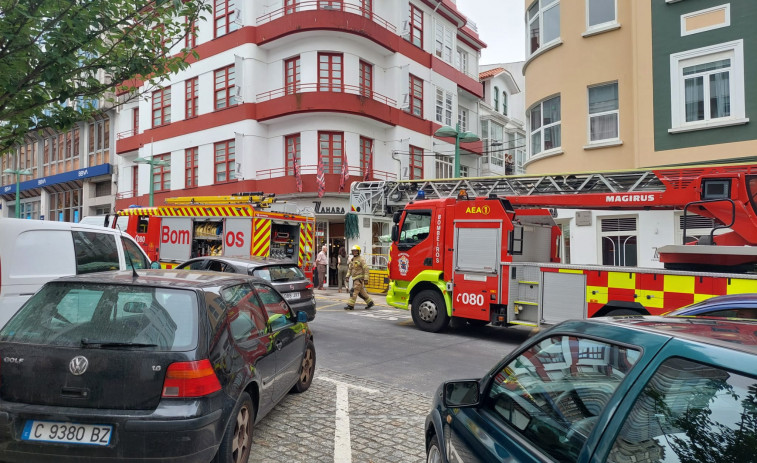 Despliegue en la calle Pardo Baixo de Ferrol por un conato de incendio