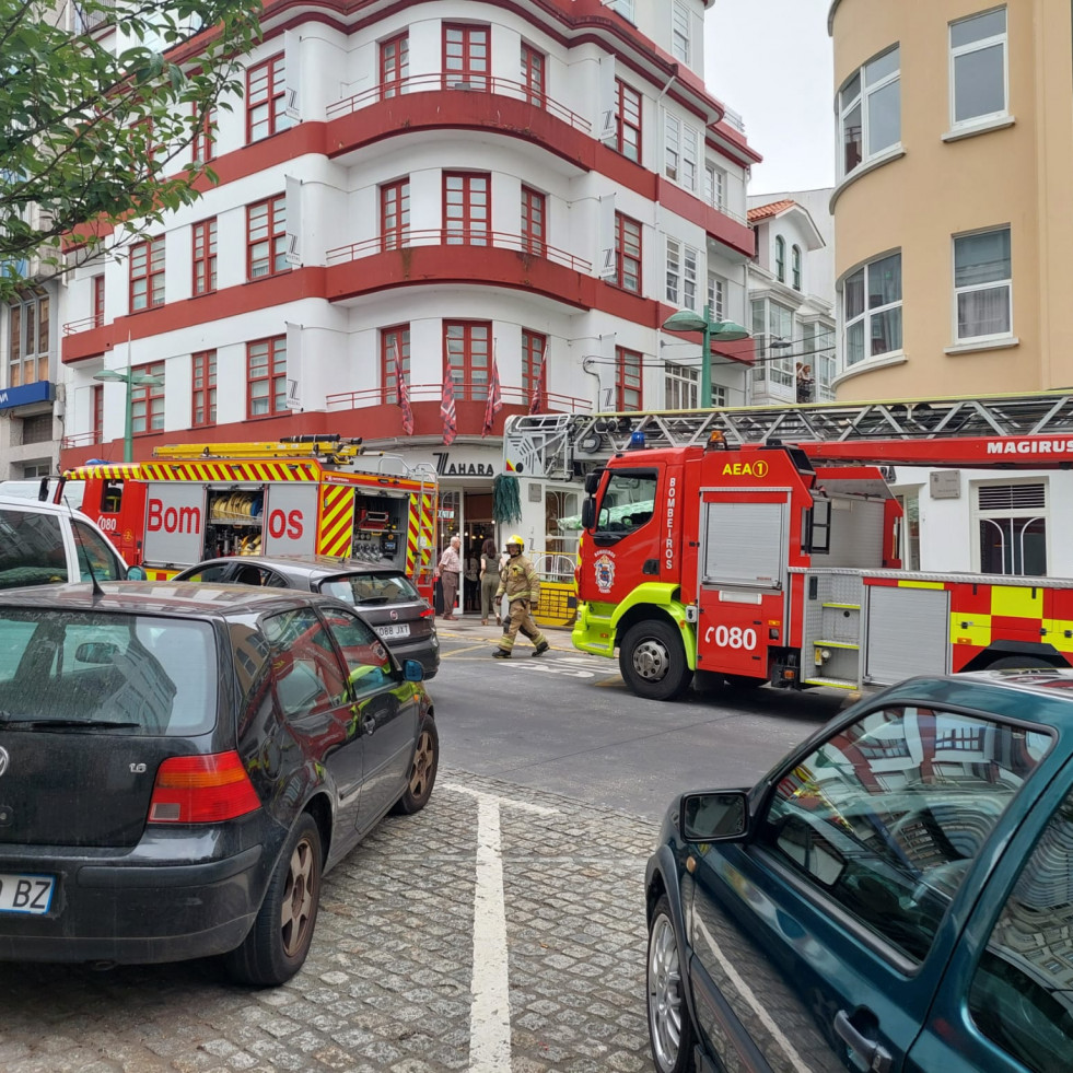 Despliegue en la calle Pardo Baixo de Ferrol por un conato de incendio