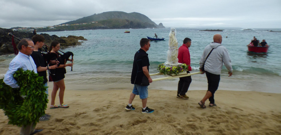 La Virxe do Porto salió al mar en procesión en las tradicionales fiestas de Meirás