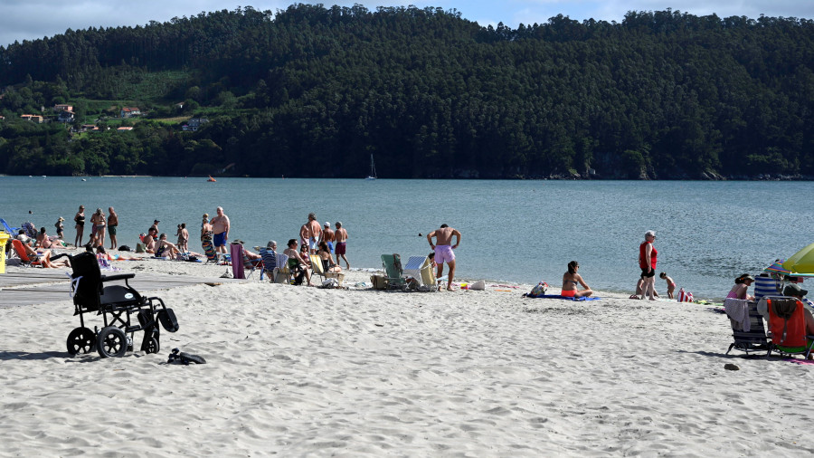 La playa de A Magdalena de Cedeira vuelve a ser apta para el baño