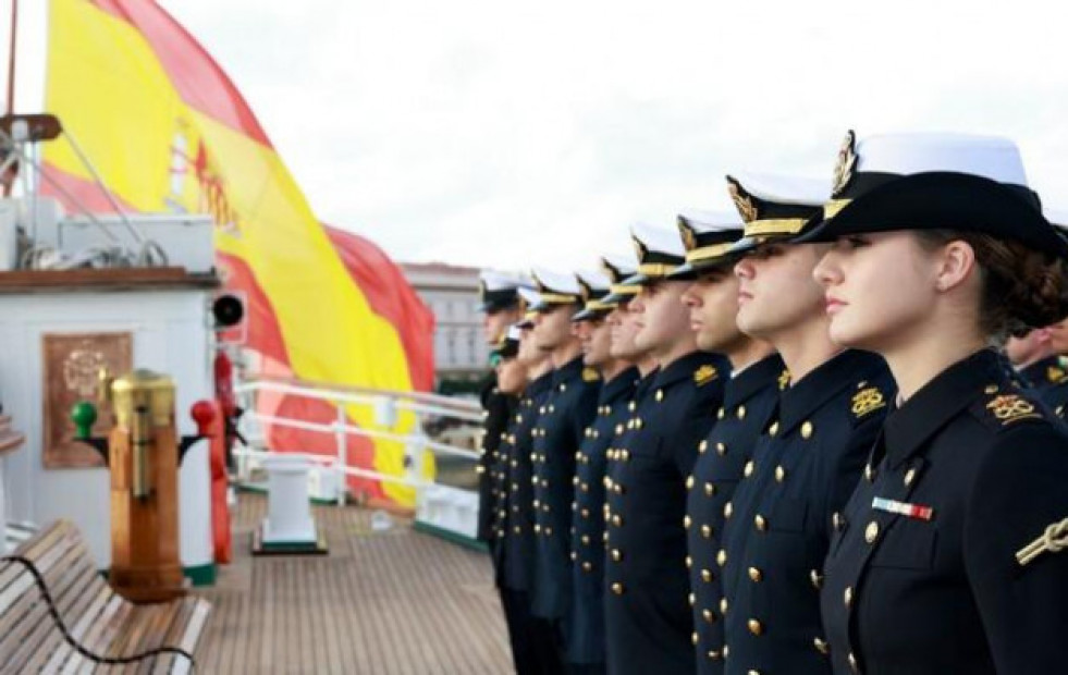 El 'Juan Sebastián Elcano', con la princesa a bordo, abandona Gijón y pone rumbo a Galicia