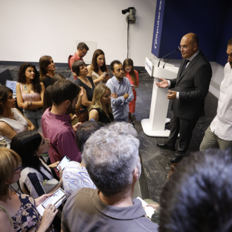 Tellado recalca que el compromiso de Feijóo es gobernar en solitario y cierra la puerta a una coalición con Vox