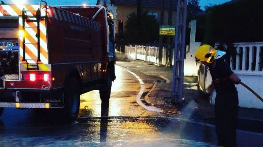 Evacuado un edificio de madrugada por un incendio en Mugardos
