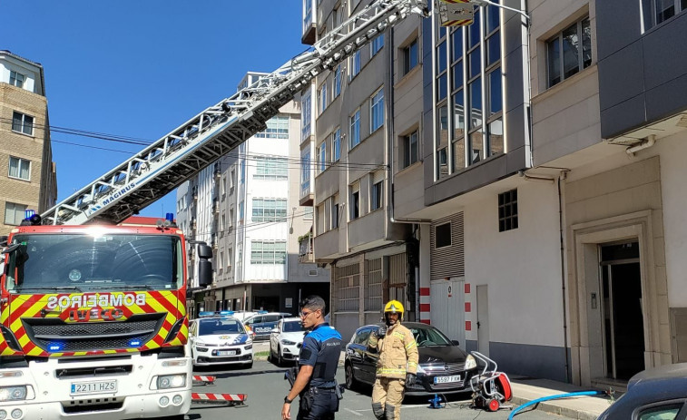 Una persona afectada por el humo en un incendio en Ultramar