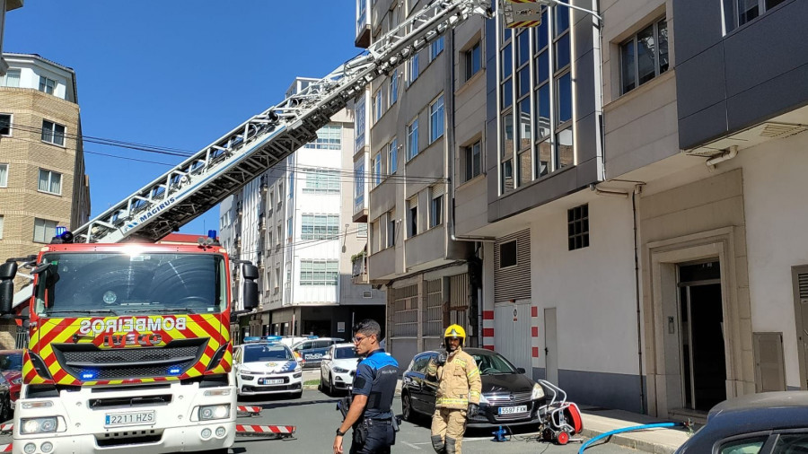 Una persona afectada por el humo en un incendio en Ultramar