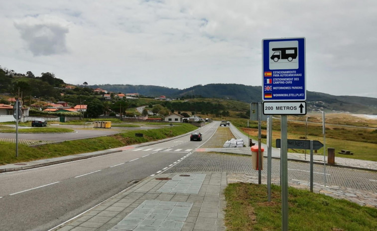 Sorprendido un ferrolano arrancando una señal de prohibición de caravanas en Sanxenxo
