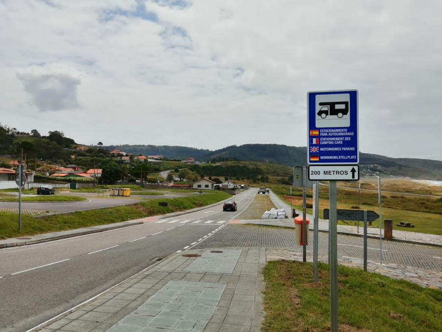Sorprendido un ferrolano arrancando una señal de prohibición de caravanas en Sanxenxo