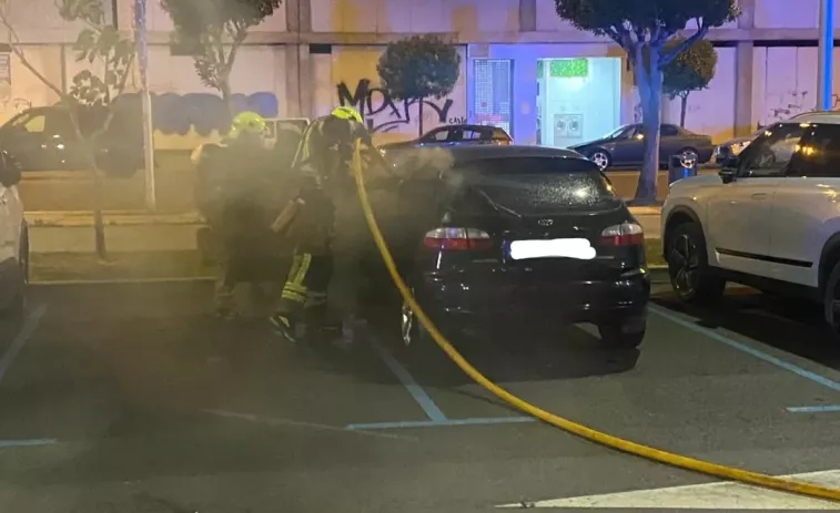 El Speis apaga un coche ardiendo junto al centro de salud de Narón
