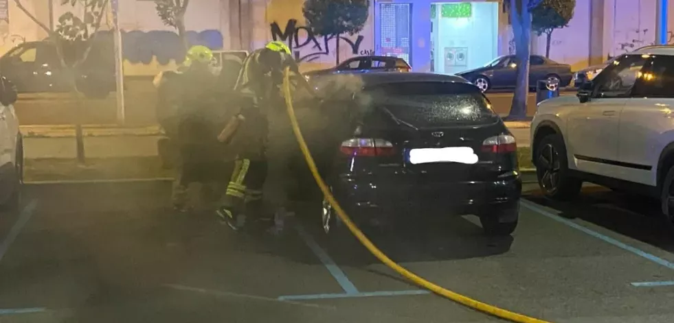 El Speis apaga un coche ardiendo junto al centro de salud de Narón
