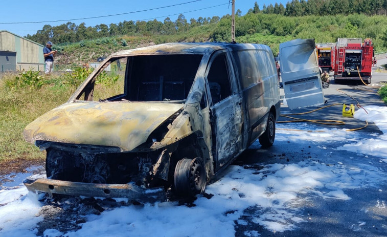 Arde un vehículo en la parroquia de Santa Cruz, en Cabanas