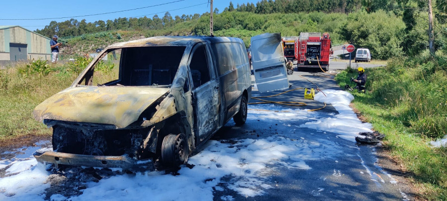 Arde un vehículo en la parroquia de Santa Cruz, en Cabanas