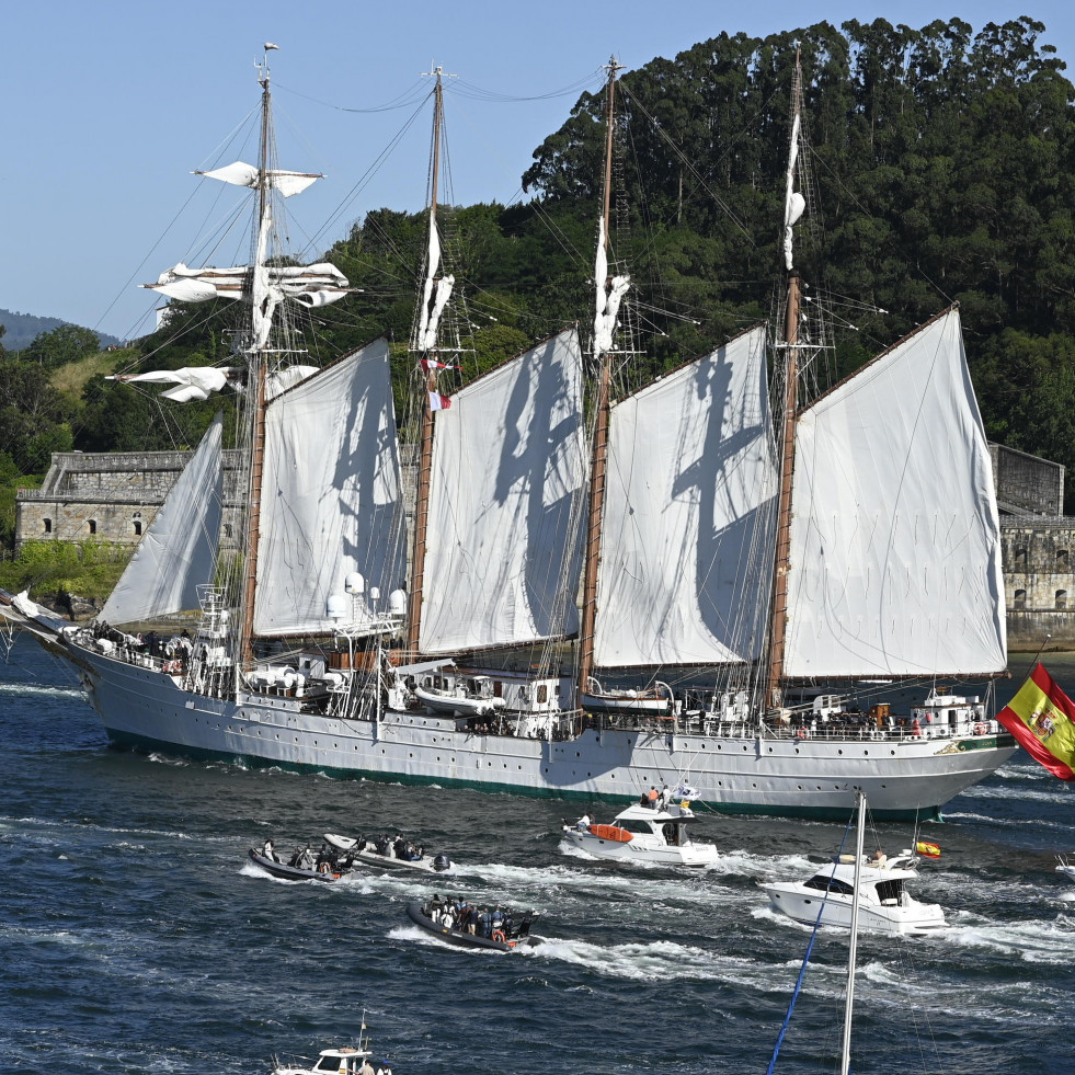 Aplausos, vítores y la música de Los Limones para recibir al “Elcano” en su llegada a Ferrol