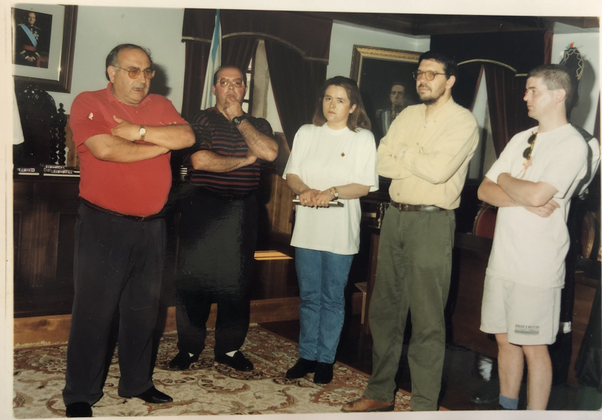 Foto 2  Un dos actos institucionais de 1995 no salón de Plenos (o alcalde, Jesús Varela, o concelleiro de Cultura, Nino Quintiana, Loli e Raúl Piñeiro e un dos músicos da edición