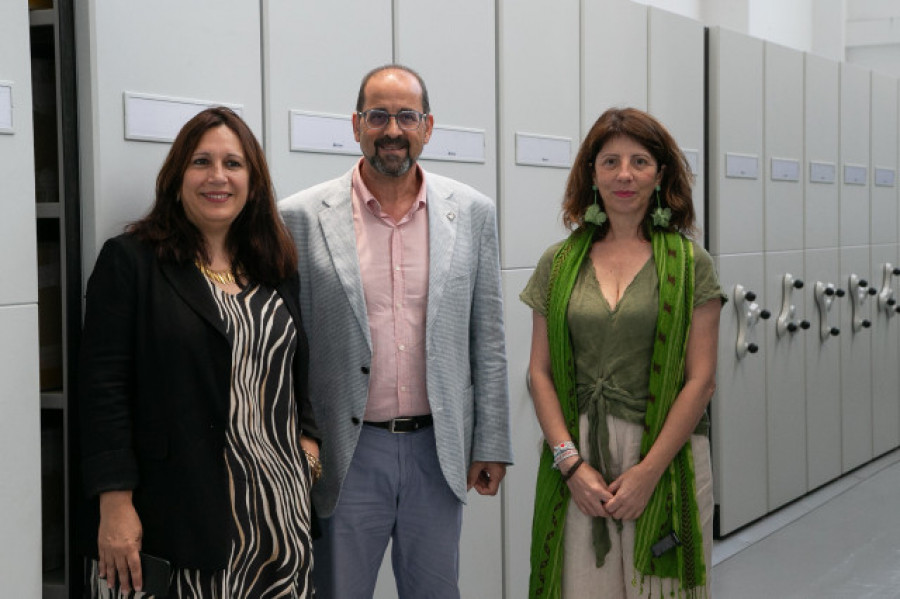 As deputadas de cultura e lingua, Natividade González e Soledad Agra, visitan a Real Academia Galega