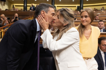 ElpresidentedelGobiernoPedroSnchezsaludaalavicepresidentasegundayministradeTrabajoYolandaDazduranteu