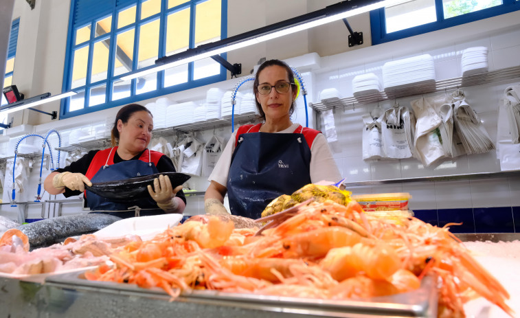 Peixes Niki estrena puesto en la pescadería de Ucha, bueno para el negocio y para la clientela ferrolana