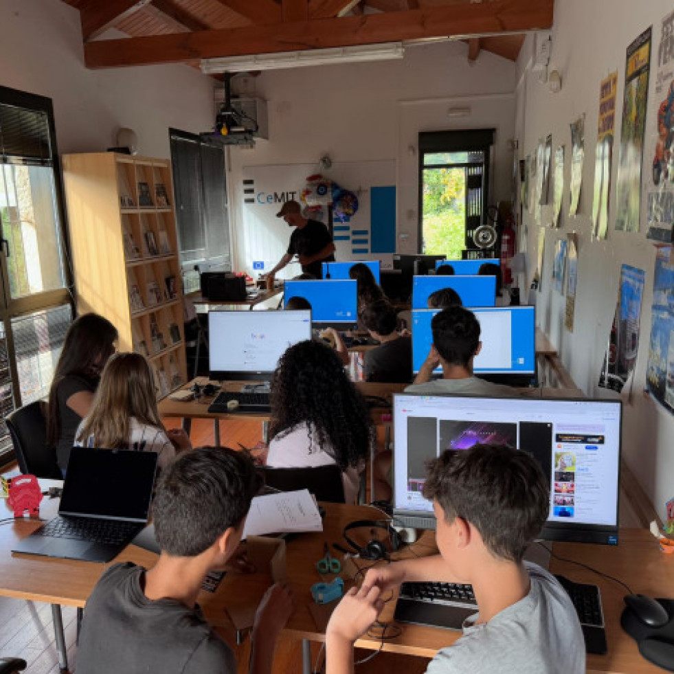 El proyecto Girl Steam 2025 inicia la nueva edición en Galicia con 30 talleres de robótica para jóvenes