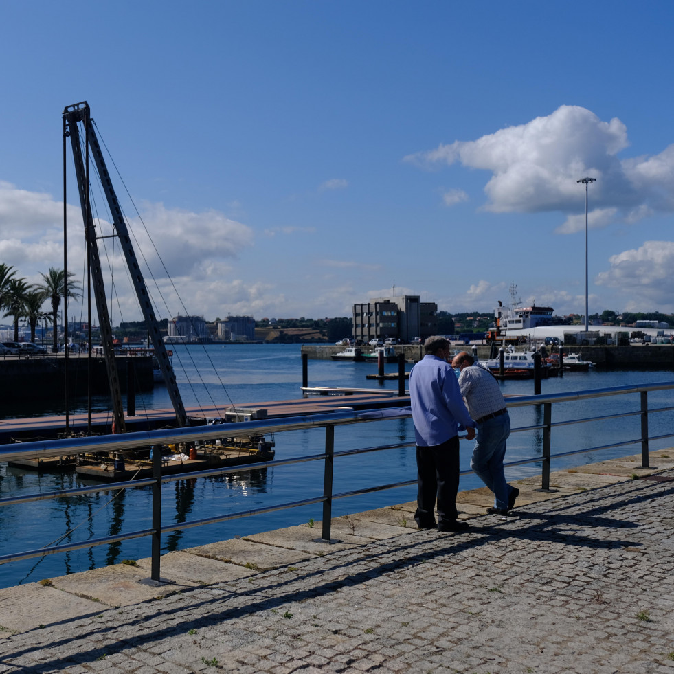 Fallece un hombre al precipitarse de una embarcación de recreo en el muelle de Curuxeiras de Ferrol
