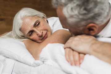 Senior pareja pasar el dia de san valentin en casa
