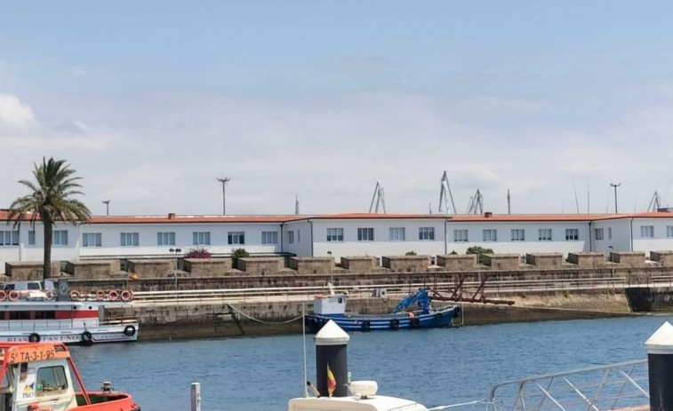 Fallece un hombre al precipitarse de una embarcación de recreo en el muelle de Curuxeiras de Ferrol