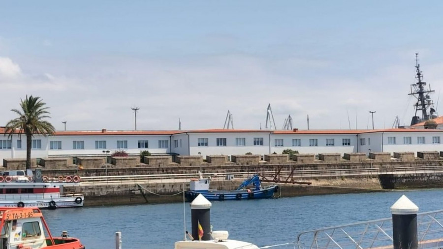 Fallece un hombre al precipitarse de una embarcación de recreo en el muelle de Curuxeiras de Ferrol