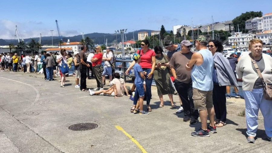 Largas colas en el muelle de Curuxeiras para poder visitar el “Elcano” en Ferrol