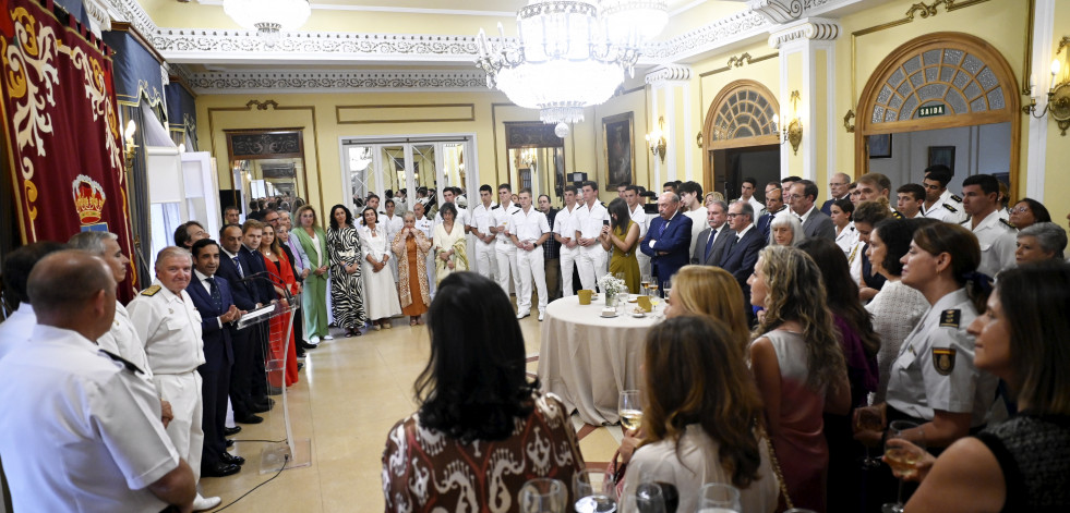 Recepción del Concello a la dotación del Elcano, en imágenes