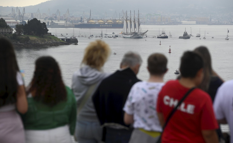 Las imágenes de la partida del 'Juan Sebastián de Elcano' de Ferrol desde el castillo de San Felipe