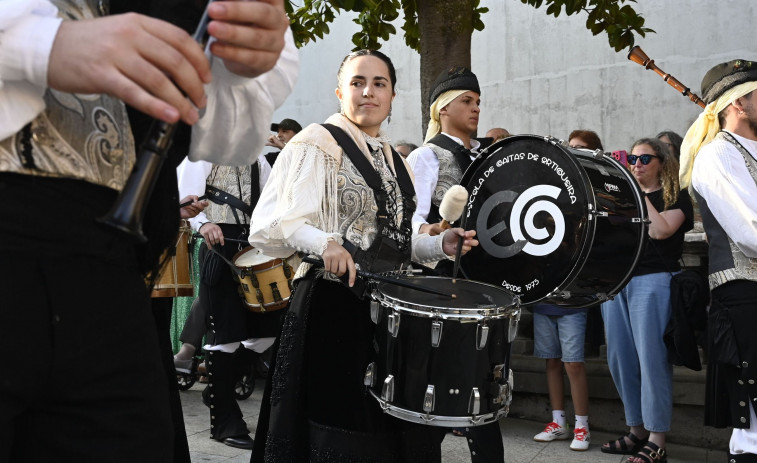 Un desfile histórico para poner el broche al medio siglo de la Escola de Gaitas de Ortigueira
